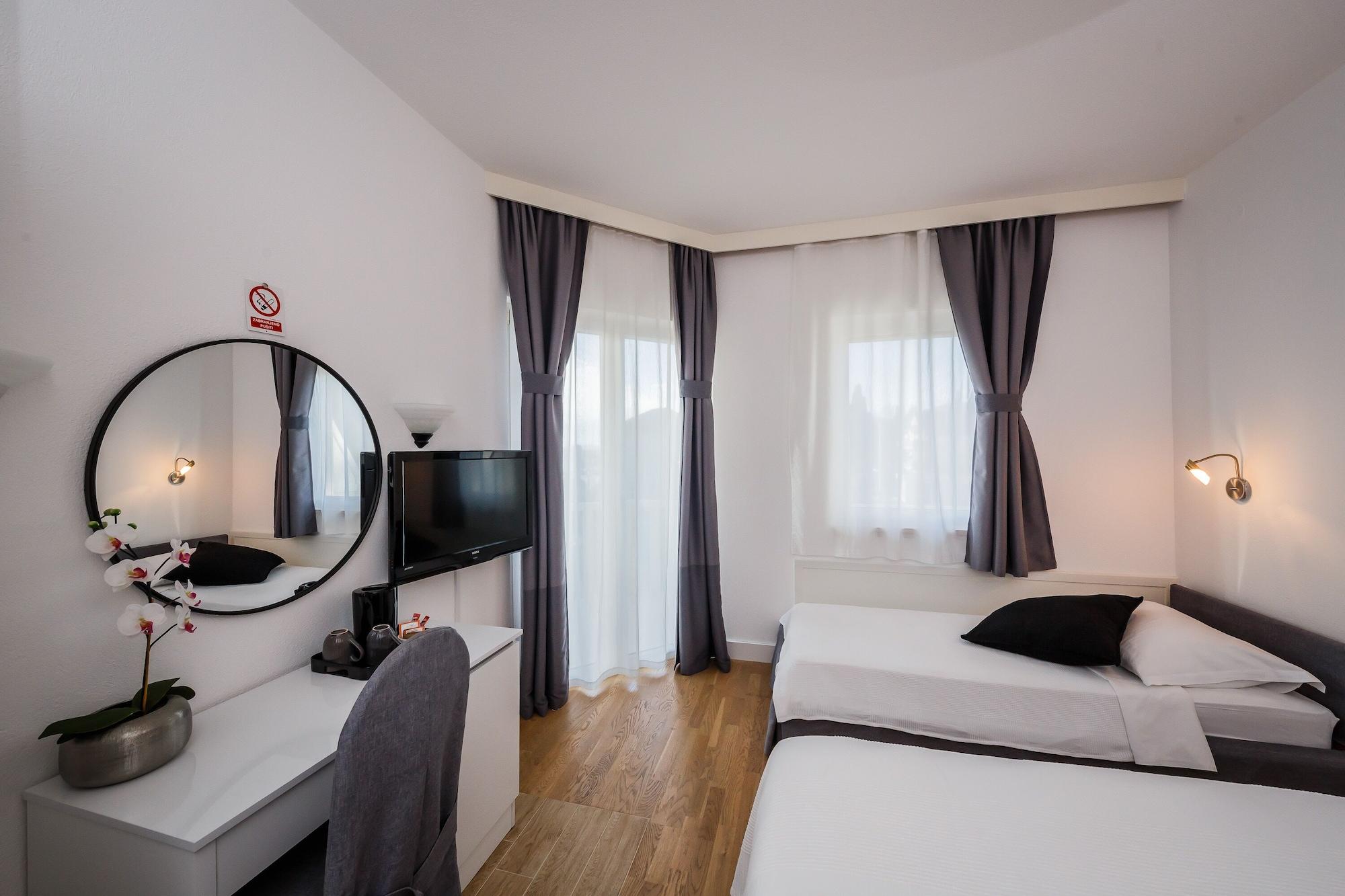 Hotel Villa Zarko Kaštel Stari エクステリア 写真