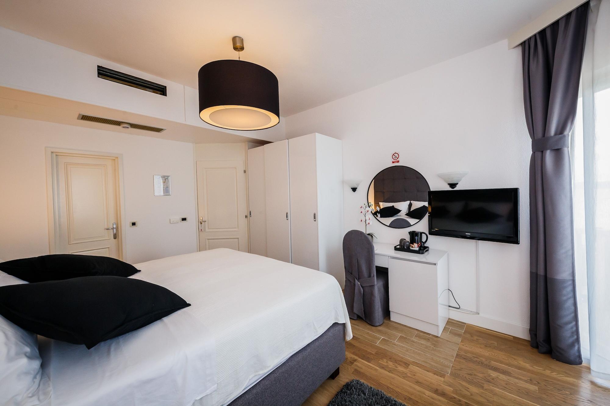 Hotel Villa Zarko Kaštel Stari エクステリア 写真
